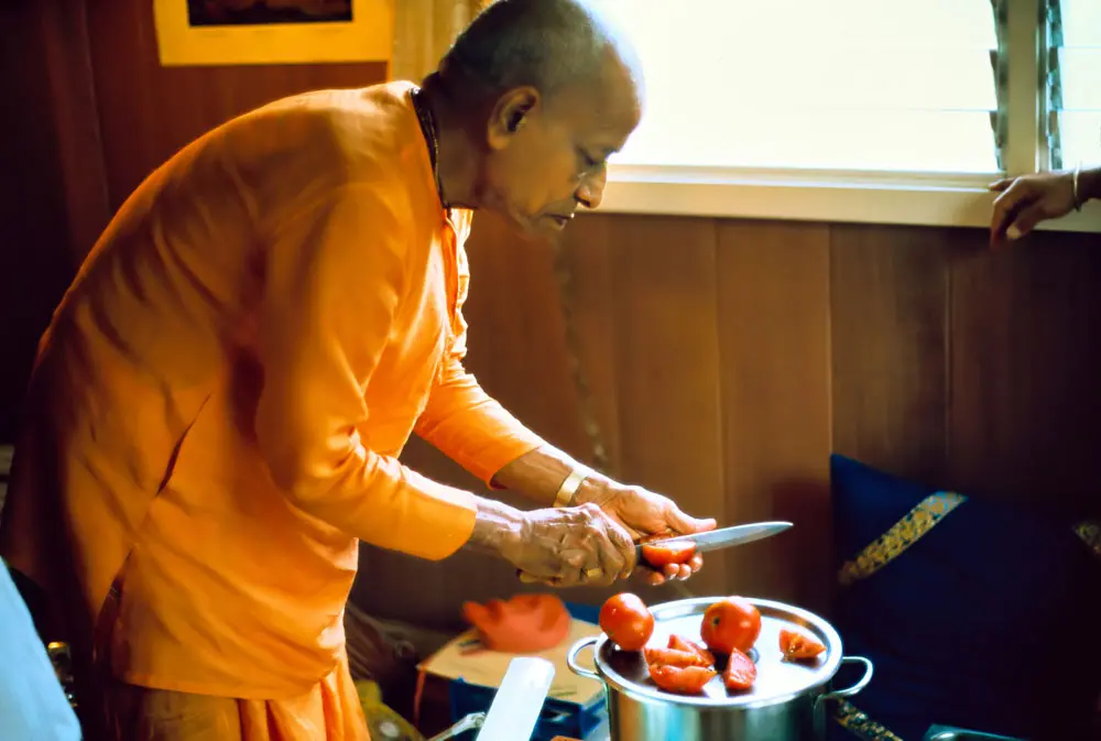 Prabhupada Cooking -- Chopping Tomatoes