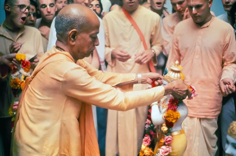 Srila Prabhupada offers a Flower Garland to Sri Sri Radha Paris-Isvara